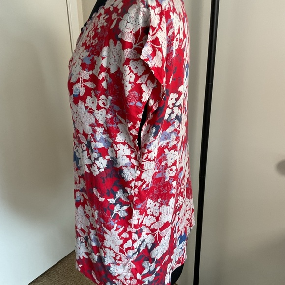 20. Lucky Brand Red and White Graphic Cap Sleeve Blouse Size Medium - Picture 5 of 9